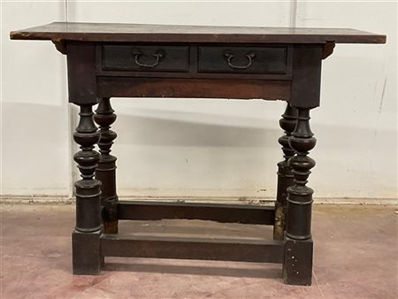 Tavolo con gambe tornite riunite da traverse dritte. Secolo XVII (cm 115x84x56)