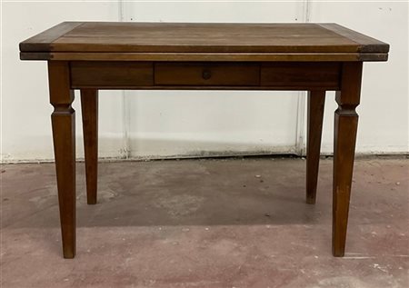 Tavolo a libro a quattro gambe sagomate. Cassetto nella fascia (cm 70x78x120) (