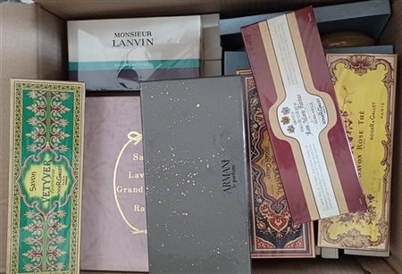 Cartone contenente numerosi saponi di diversa epoca e marca