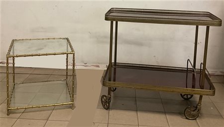 Lotto composto da un carrello portavivande e un tavolino in ottone a finto bamb