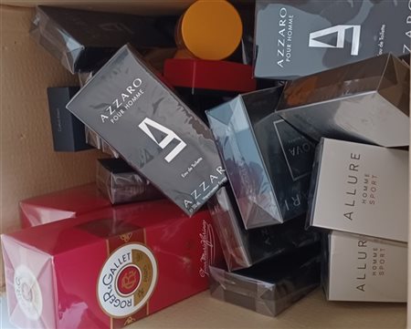 Cartone contenente numerosi profumi e qualche saponetta