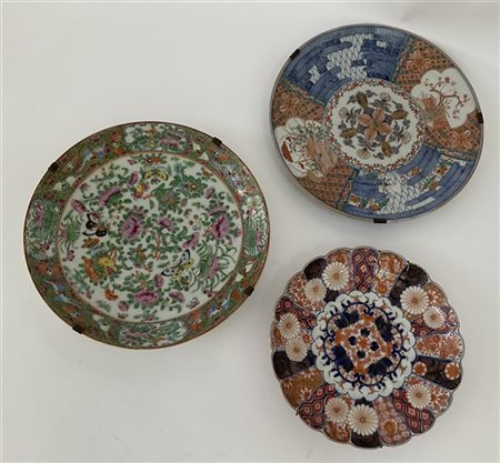 Lotto composto da tre piatti in porcellana
Manifatture orientali, secolo XIX-XX