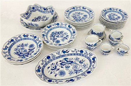 Parte di servizo di piatti in porcellana con decoro a "cipolla" (difetti)