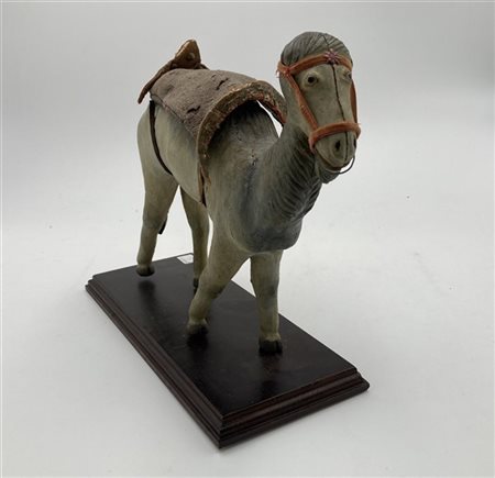 Scultura da presepe in legno laccato raffigurante cammello, poggiante su base s