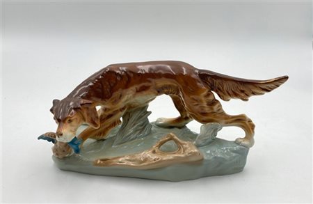 Manifattura cecoslovacca, scultura in porcellana policroma raffigurante un cane