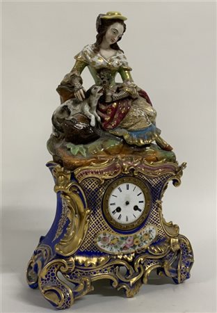 Jacob Petit (Attr.) - Pendola in porcellana policroma formata da due corpi e so