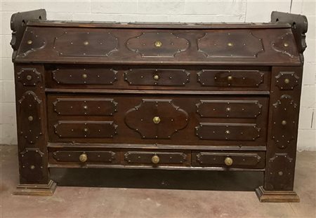 Madia pannelata e borchiata in metallo, fronte con calatoia sopra tre cassetti,