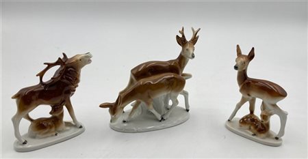 Manifatture differenti, lotto di tre sculture in porcellana policroma raffigura