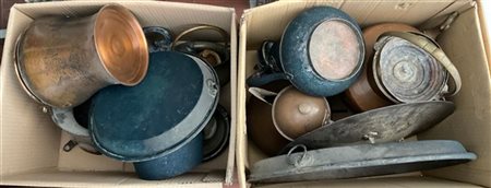 Due cartoni contenenti numerosi oggetti in rame e bronzo di diversa epoca e fat