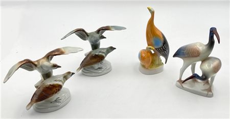 Manifatture differenti, lotto di quattro sculture in porcellana policroma raffi