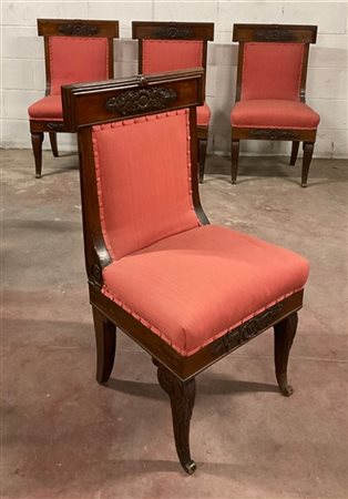 Gruppo di quattro sedie in noce con schienali e montati intagliati a foglie, ga