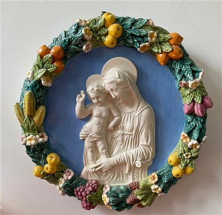 Manifattura del secolo XX. Madonna con Bambino da Della Robbia entro ghirlanda