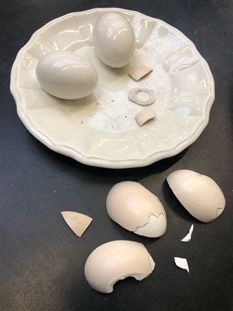 Manifattura di Este, Padova. Piatto in maiolica decorato da tre uova, di cui un