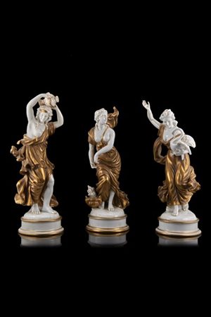 Manifattura del secolo XX. Gruppo di tre figure allegoriche in porcellana bianc
