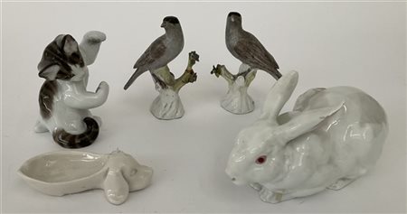 Lotto composto da cinque statuette in ceramica e porcellana di diversa epoca ra