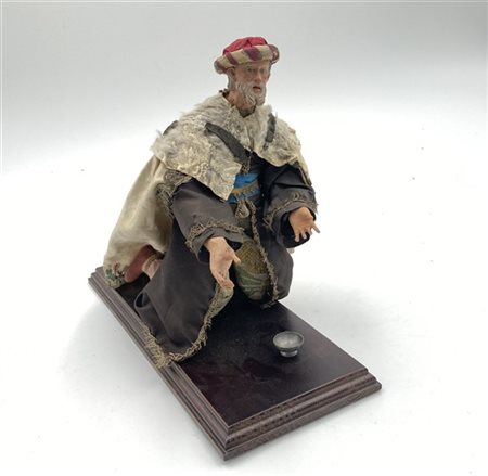 Arte napoletana, secolo XIX. "Melchiorre inginocchiato" scultura da presepe in