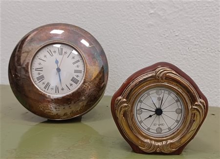 Lotto composto da due orologi da tavolo con lastra in lamina d'argento (difetti