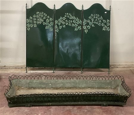 Lotto composto da una fioriera in legno ed un parascintille in metallo (difetti