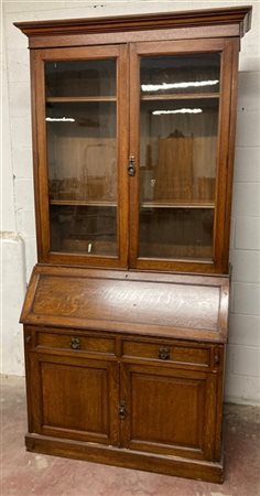 Mobile a due corpi in rovere con parte superiore a due ante a vetri e parte inf