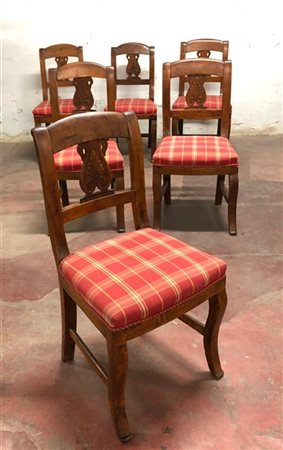 Gruppo di sei sedie con gambe mosse e schienali a giorno centrati da cartelle i