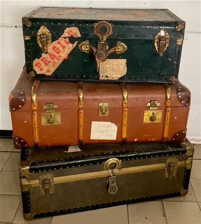 Lotto composto da tre bauli da viaggio di materiali ed epoche diverse (difetti)