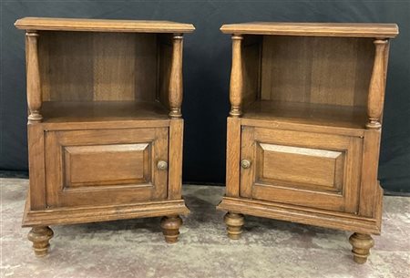 Coppia di comodini in rovere ad un'anta, vano a giorno. Piedi e colonnine torni