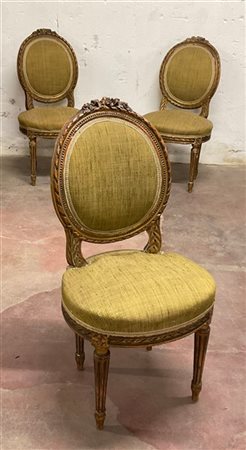 Gruppo di tre sedie in legno intagliato e dorato con schienali a scudo (difetti