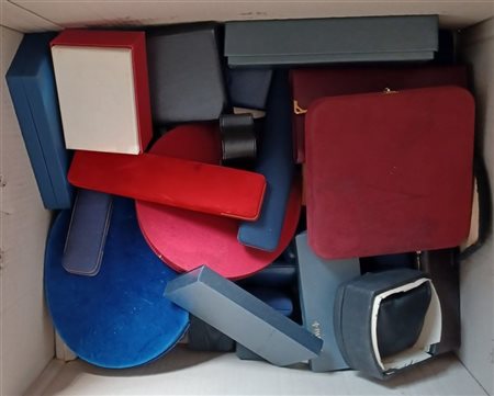 Scatolone contenente numerosissime scatole e/o confezioni per gioielli o penne