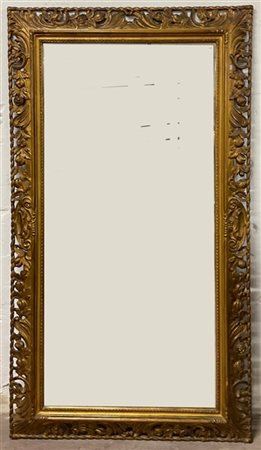 Specchiera con cornice in legno intagliato e dorato con decoro a foglie e frutt