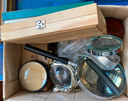 Cartone contenente numerose lenti e contafili di diversa fattura (difetti)