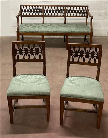 Fornitura da salotto in legno intagliato con schienale traforato, gambe posteri