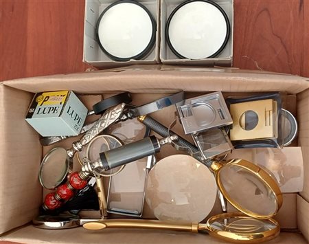 Cartone contenente numerose lenti e contafili di diversa fattura (difetti)