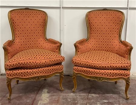 Coppia di poltrone di forma mossa in legno intagliato con rivestimenti in tessu