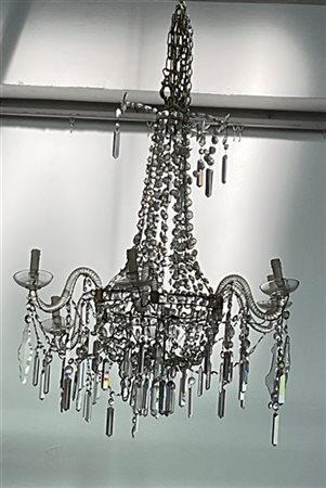 Lampadario a cesto a sei fiamme con portacandele sagomati e fusto in metallo de