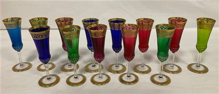 Cartone contenente numerosi bicchieri in vetro policromo (difetti)