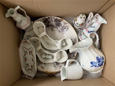 Cartone contenente numerosi oggetti in ceramica di forme, usi e decori differen