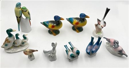 Manifatture differenti, lotto di dieci sculture in porcellana policroma raffigu