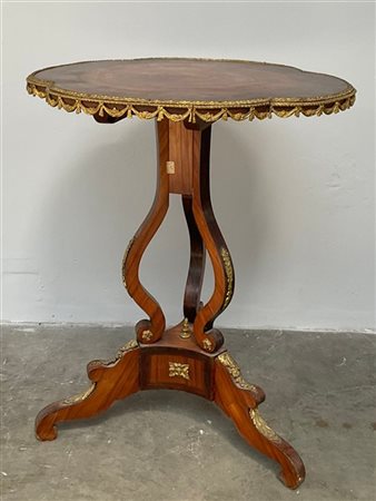 Tavolino a vela lastronato e filettato in bois de rose con guarnizioni in metal