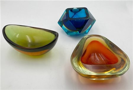 Lotto composto da tre posaceneri in vetro di diversa forma e decoro (lievi dife