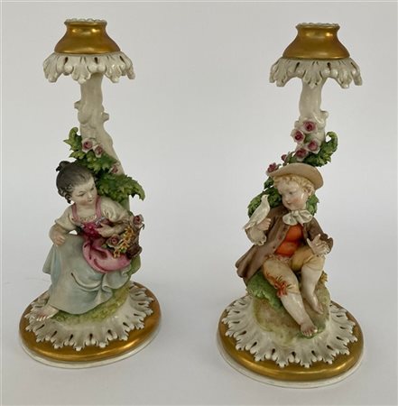 Manifattura di Capodimonte, coppia di candelieri in porcellana dipinta in polic