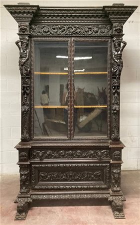 Libreria a due corpi, la parte superiore a due ante e fianchi a vetri con monta