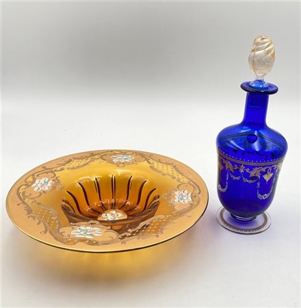 Lotto composto da un centrotavola in vetro soffiato color pagliesco dipinto a "