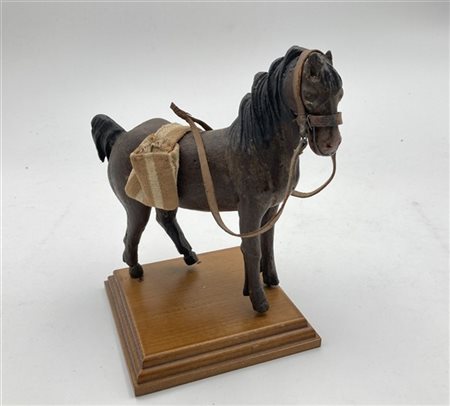 Scultura da presepe in legno intagliato raffigurante cavallo con decorazioni in