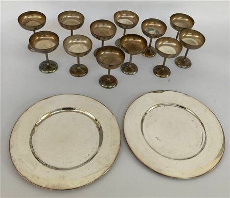 Cartone contenente numerose coppe e due vassoi in metallo argentato (difetti)