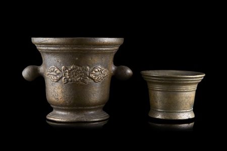 Lotto composto da due mortai in bronzo di diversa epoca e decori (difetti)