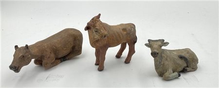 Lotto composto da tre sculture da presepe in terracotta dipinta in policromia r