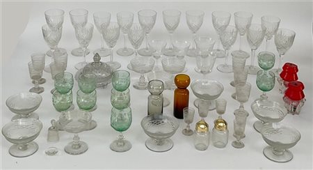 Cartone contenente numerosi bicchieri e oggetti in vetro e cristallo molato (di