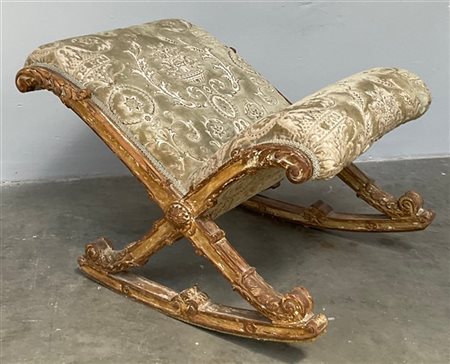 Poggiapiedi basculante in legno intagliato, laccato e dorato a fiori e volute,