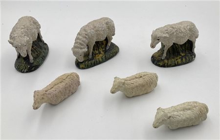 Lotto composto da sei sculture da presepe raffiguranti pecore in materiali diff
