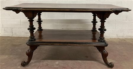 Tavolo da centro con piano di forma sagomata lastronato in legni vari, gambe mo